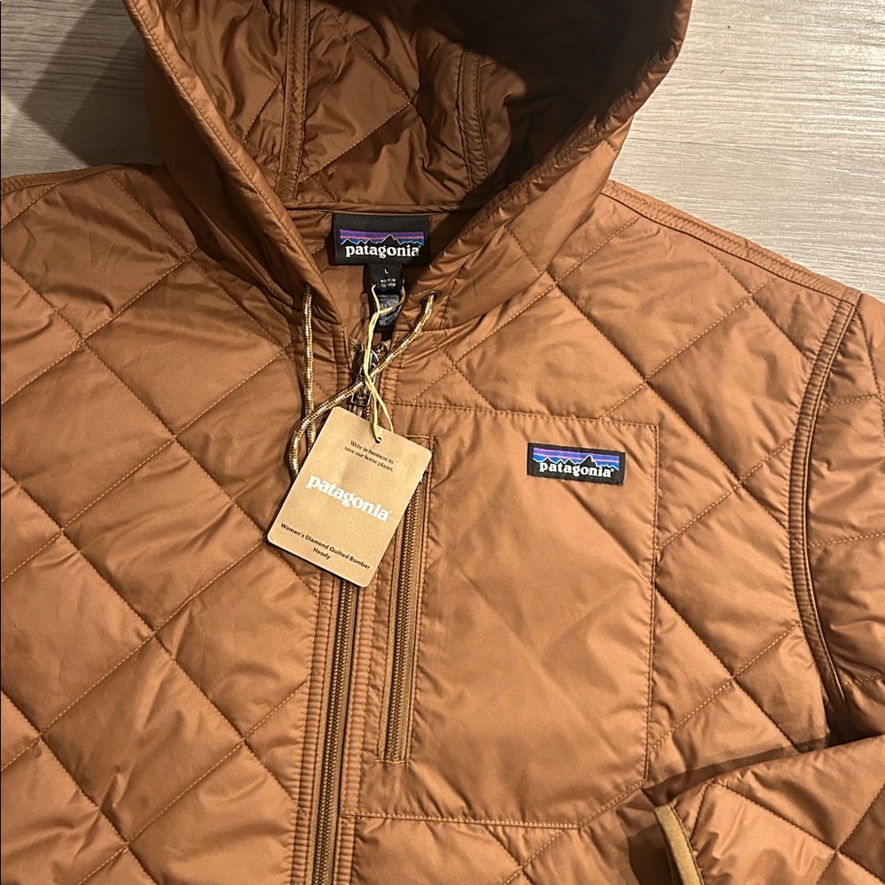 PATAGONIA | Women's Diamond Quilted Bomber Hoody - Picture 7 of 12